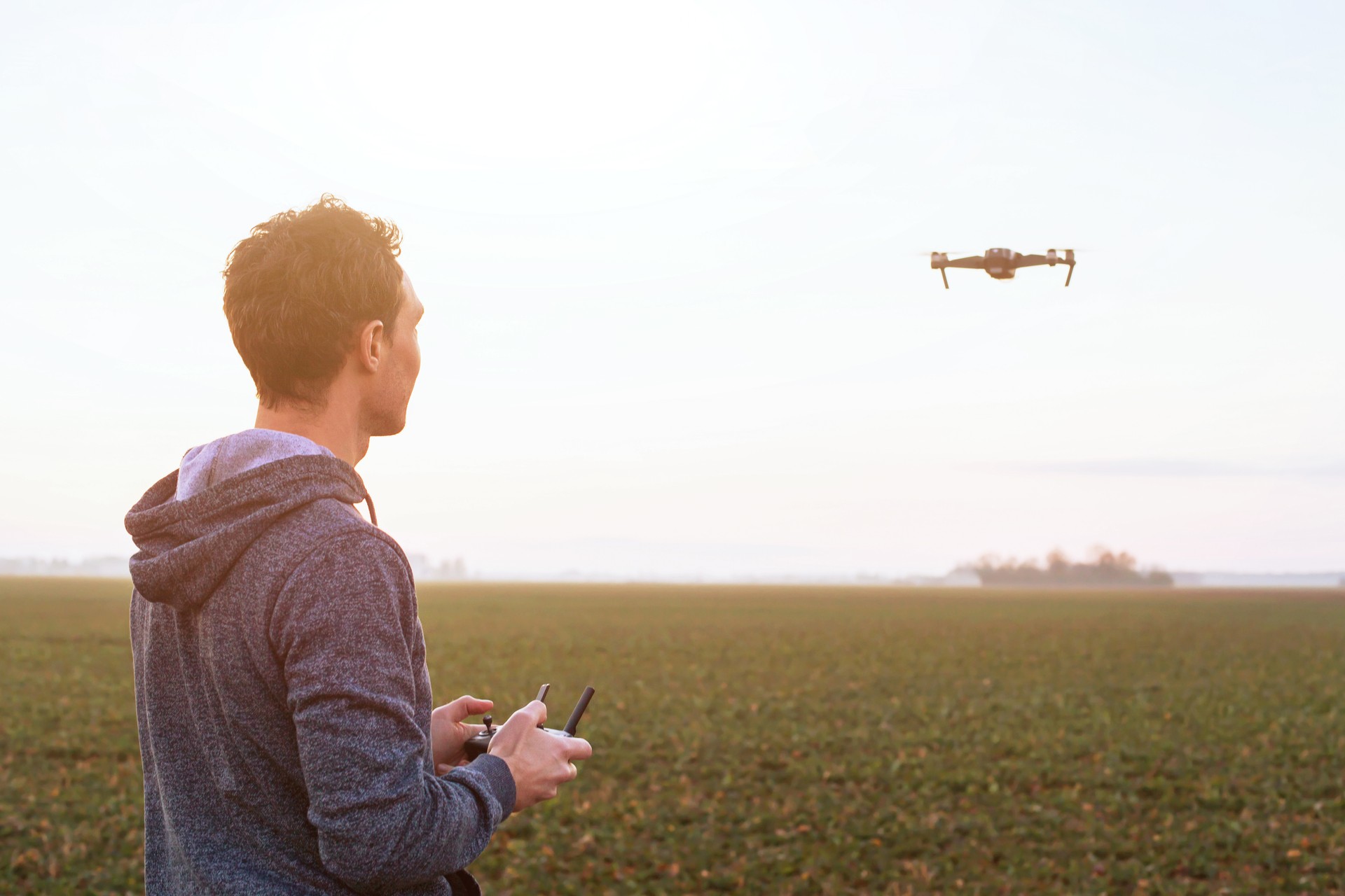 uomo pilota drone