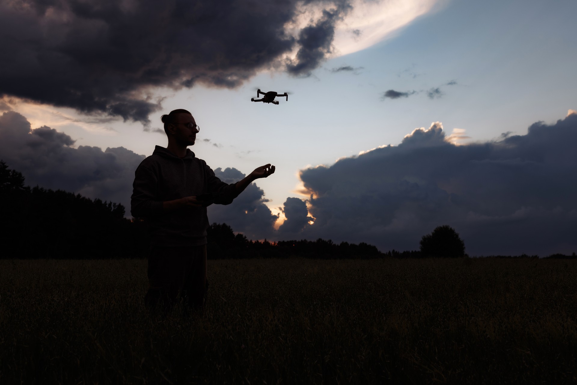 Uomo che controlla un drone con un telecomando